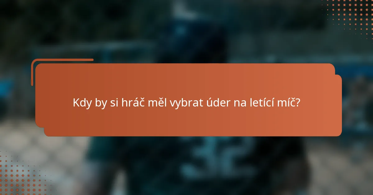 Kdy by si hráč měl vybrat úder na letící míč?